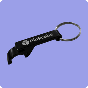 zwarte sleutelhanger met gegraveerd logo