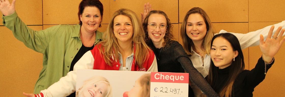 Pinkcube overhandigt cheque t.w.v. ruim €22.000 aan CliniClowns