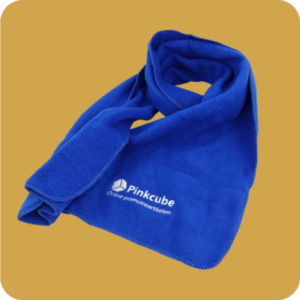 Blauwe fleece sjaal met Pinkcube-logo, bedrukt promotieartikel voor de winter.