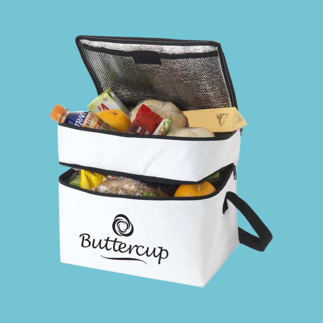 Witte koeltas met producten erin en op de voorkant een logo