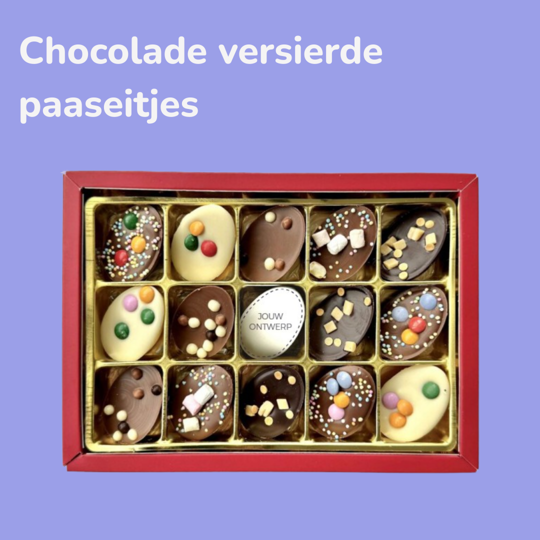 Doos met verschillende versierde chocolade paaseitjes in vakjes, met toppings zoals suikerbolletjes en stukjes chocolade, gepresenteerd in een rood kader.