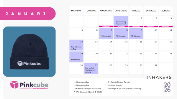 Kalenderpagina voor januari 2026 met links een navy-blauwe gebreide muts bedrukt met het Pinkcube-logo. Rechts een maandkalender met gemarkeerde inhakers zoals Nieuwjaarsdag, Nieuwjaarsduik, Kerstvakantie, Ruim je Bureau op Dag, Blue Monday en Dag van het Werkplezier in de Zorg. Onderaan een overzicht van alle inhakers en het Pinkcube-logo.