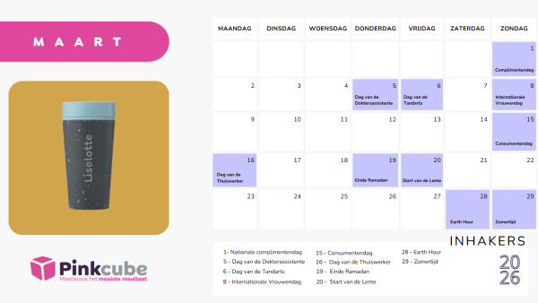 Kalenderpagina voor maart 2026 met links een herbruikbare beker in grijs-blauw tinten, bedrukt met de naam “Liselotte”, op een goudgele achtergrond en het Pinkcube-logo eronder. Rechts een kalender met gemarkeerde inhakers zoals Complimentendag, Dag van de Doktersassistente, Dag van de Tandarts, Internationale Vrouwendag, Dag van de Thuiswerker, Einde Ramadan, Start van de Lente, Earth Hour en start Zomertijd. Onderaan een lijst van inhakers.