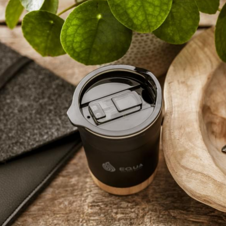 zwart koffiebeker op tafel