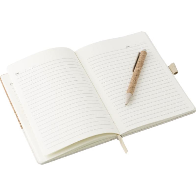 Kurk en linnen notitieboek met pen