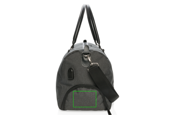 Weekendtas - 20L - polyester - 600D - PU handvatten en schouderband - USB A-poort - Zeefdruk & Full color zijkant Weekendtas - 20L - polyester - 600D - PU handvatten en schouderband - USB A-poort - Zeefdruk & Full color zijkant